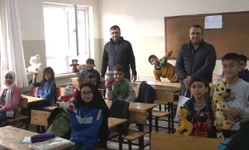 Şanlıurfa'da Kardeş Okula Kırtasiye Desteği: Öğrenciler Paylaşmanın Önemini Vurguluyor