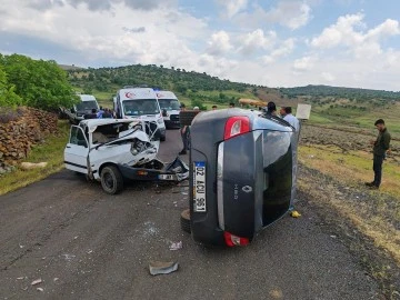 Şanlıurfa'da Korkunç Kaza: İki Otomobil Çarpıştı, Sürücüler Ağır Yaralandı