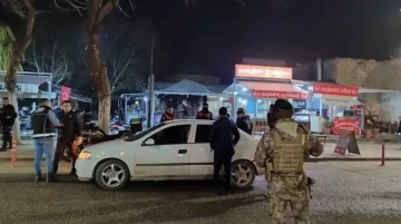 Şanlıurfa’da Şok Uygulamada 36 Aranan Şüpheli Yakalandı, 5 Ruhsatsız Tabanca Ele Geçirildi