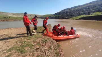 Şanlıurfa'da Yükselen Suya Kapılan Çocuk Aranıyor: Acılı Aile Endişeli