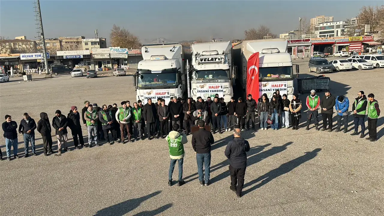 Şanlıurfa&rsquo;dan Halep&rsquo;e Şefkat K&ouml;pr&uuml;s&uuml;: 3 Tır Yardım Dualarla Yola &Ccedil;ıktı!