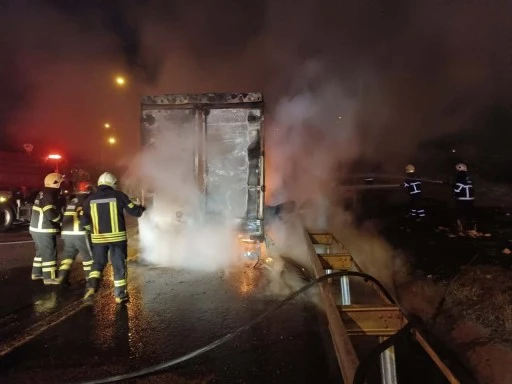 Şanlıurfa–Gaziantep Otoyolunda Korkutan Araç Yangını Kontrol Altına Alındı