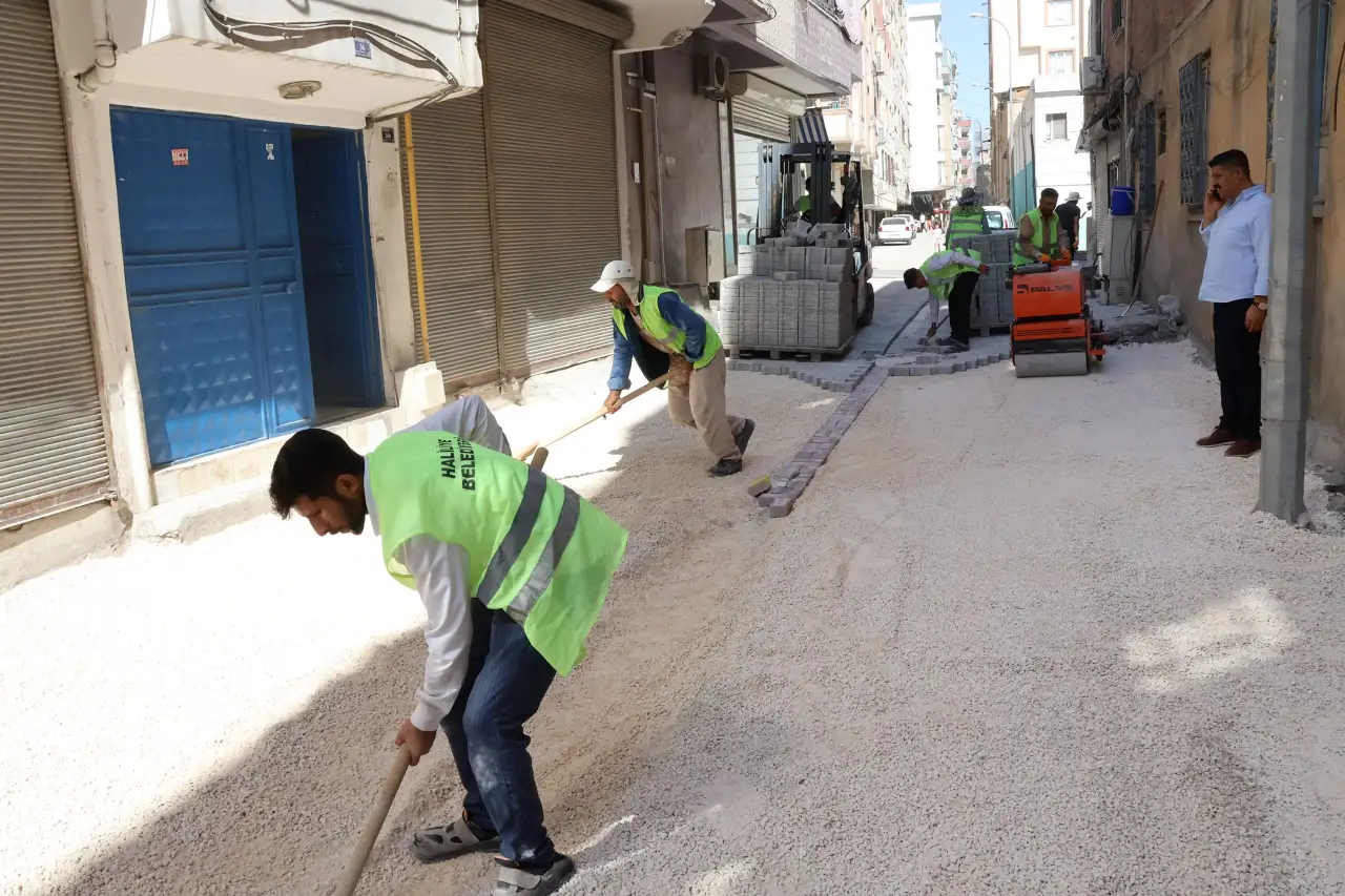 Şanlıurfa'nın Gelişen İl&ccedil;esi  Farklı Mahallelerinde Yol &Ccedil;alışmaları Eş Zamanlı S&uuml;r&uuml;yor