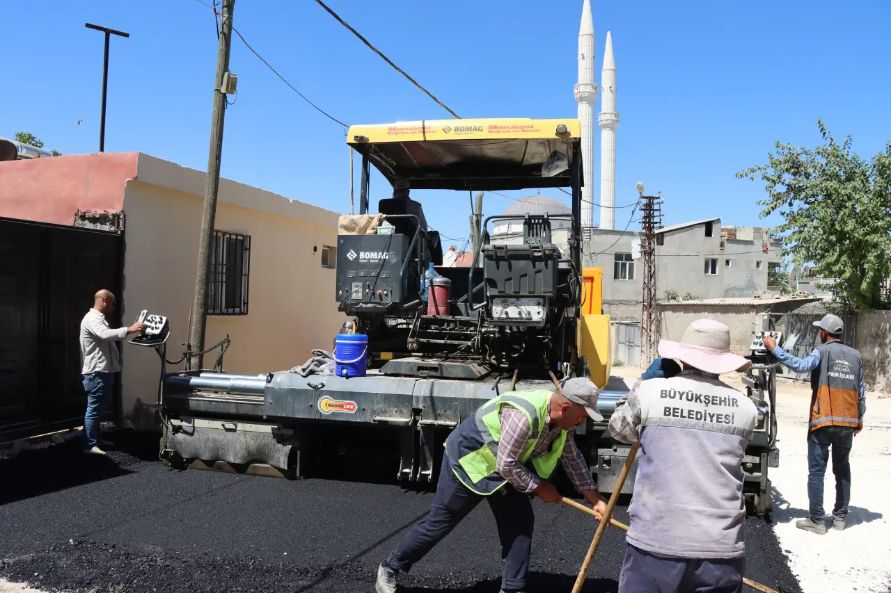 Şanlıurfa'nın O İl&ccedil;esinde Yaklaşık 6 Kilometrelik Sıcak Asfalt Hamlesi Başladı