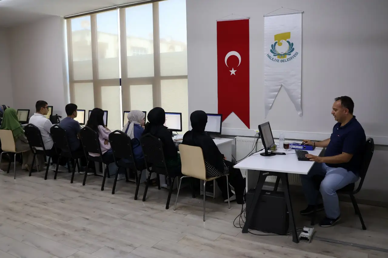 Şanlıurfa'nın O İl&ccedil;esine Dijital Geleceğe Yatırım: Gen&ccedil;ler Bilgisayar Kurslarına Akın Ediyor
