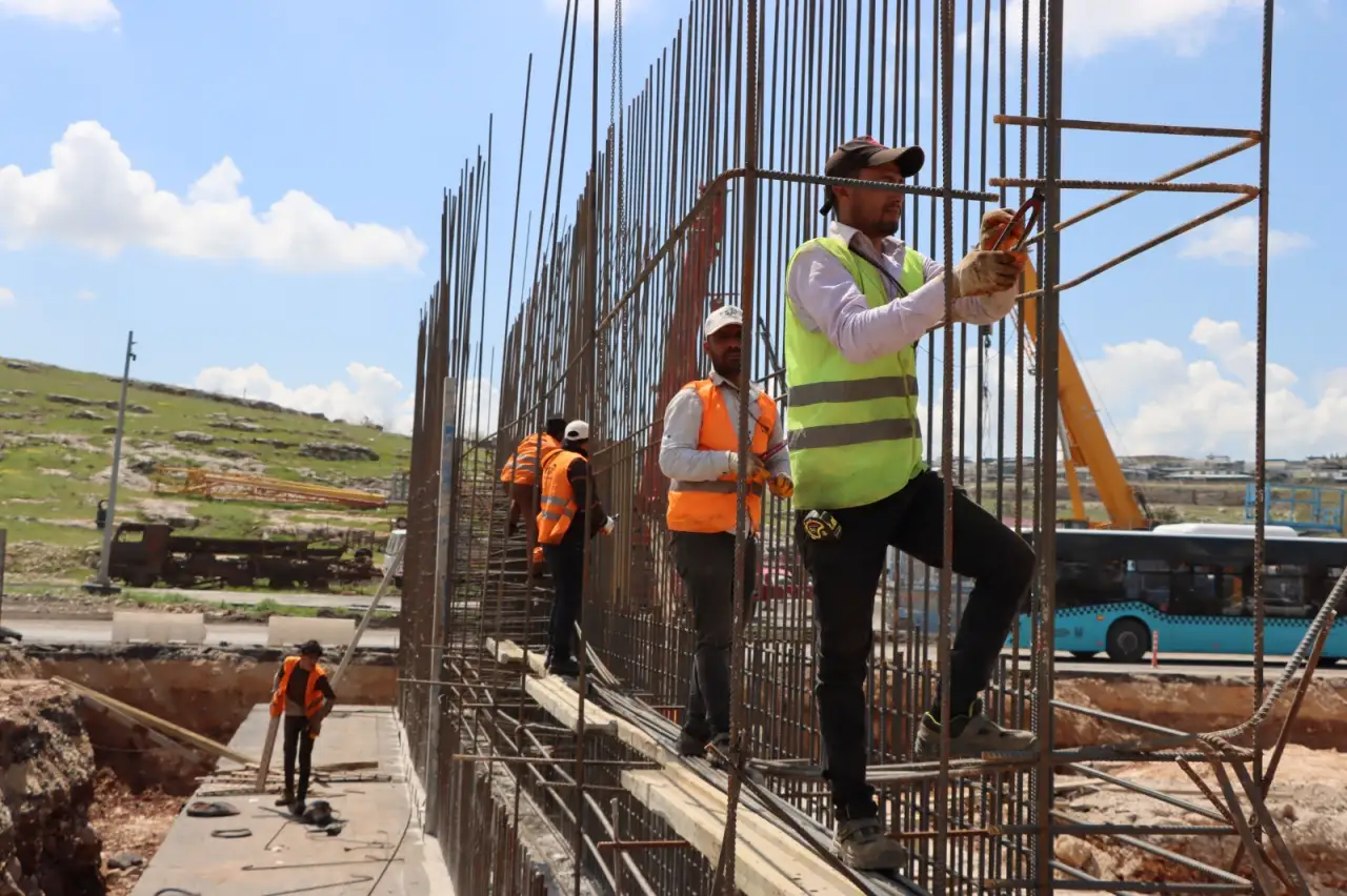Şanlıurfa&rsquo;nın Ulaşım D&uuml;ğ&uuml;m&uuml; &Ccedil;&ouml;z&uuml;l&uuml;yor: Evren Sanayi K&ouml;pr&uuml;l&uuml; Kavşaklarında Dev Adım!