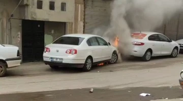 Şanlıurfa Siverek'te Park Halindeki Otomobil Alev Alev Yandı