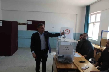 Seçim Heyecanı: Vali ve Belediye Başkanı Oylarını Kullandı