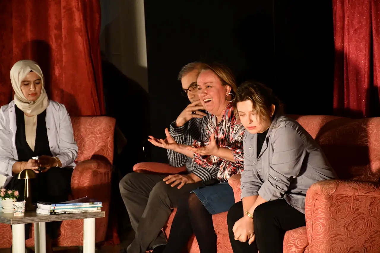 “Sessiz Çığlık” Tiyatro Oyunu Siverek’te Büyük Yankı Uyandırdı