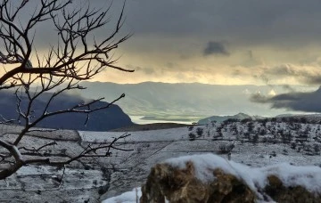 Siirt'in Yüksekleri Beyaz Örtüyle Kaplandı: Kar Yağışı Manzaraları