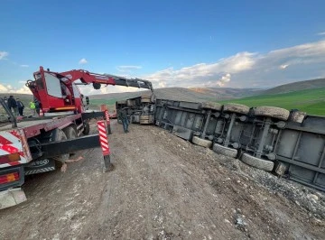 Siirt Kurtalan'da Trafik Kazası: Güneş Paneli Yüklü Tır Devrildi