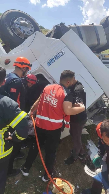 Siirt'te Şarampole Devrilen Tır: 1 Ölü, 1 Yaralı