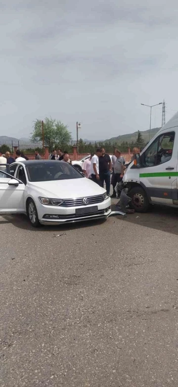 Siirt'te Trafik Kazası: Otomobil ve Minibüs Çarpıştı, 7 Yaralı