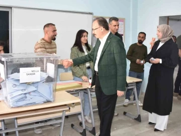 Siirt'te Vali Kızılkaya ve Eşi Oy Kullanma İşlemini Gerçekleştirdi