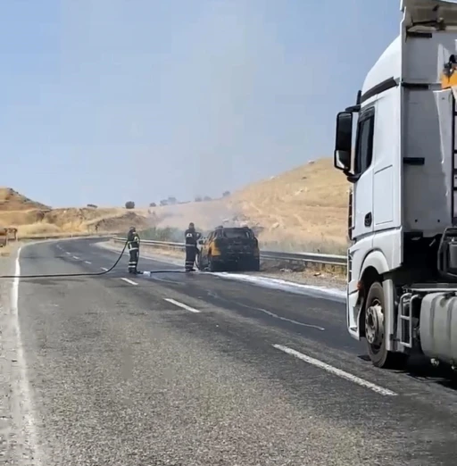 Silvan’da Seyir Halindeki Araçta Yangın Paniği