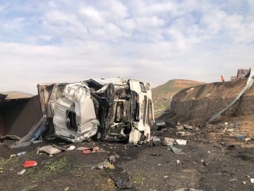 Şırnak Cizre'de Virajı Alamayan Tır Devrildi: Sürücü Yaralı