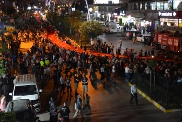 Şırnak'ta 300 Metrelik Türk Bayrağı ile Fener Alayı Coşkusu