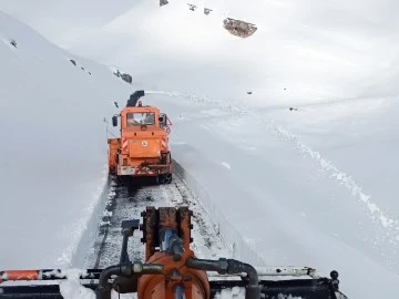 Şırnak'ta Karlar Altındaki Yol Açıldı