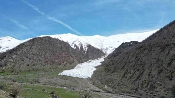 Şırnak Uludere'de Çığ Düşmesi: Köy Sakinlerinden Eşsiz Kar Manzarası İçin Fotoğraf Seferberliği