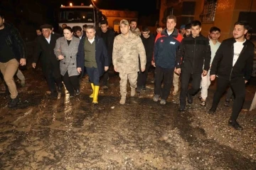 Şırnak Valisi Cizre'de Sel Felaketinin Yaralarını Sarıyor
