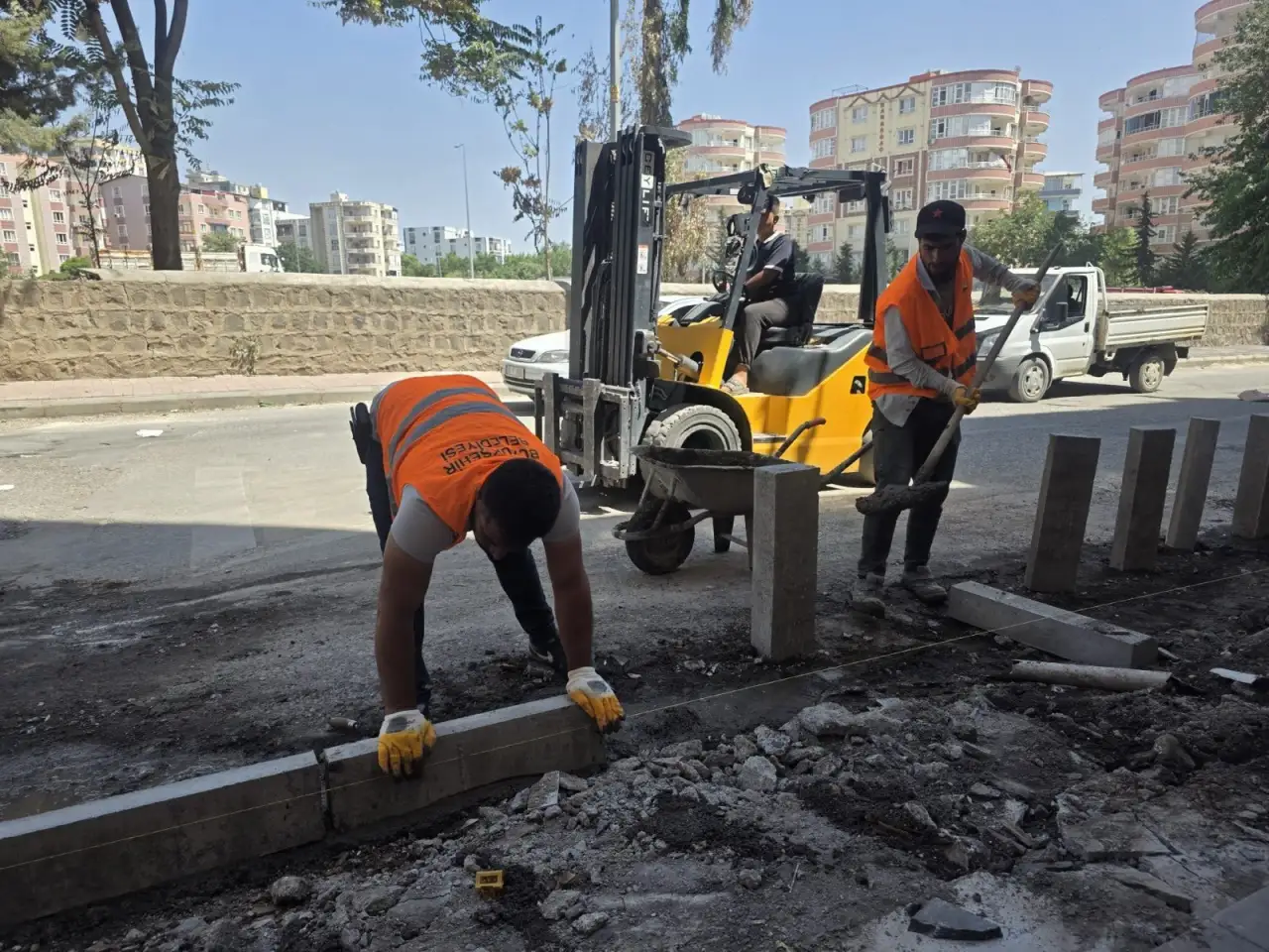 Siverek Ayvanat Mahallesi’nde Üstyapı Seferberliği: Şehmus Aydın Caddesi Yenileniyor