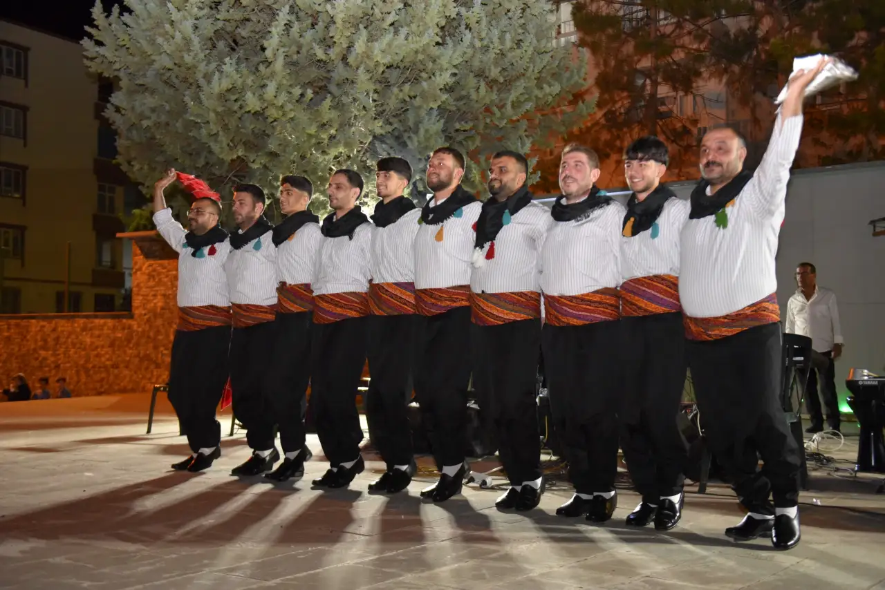 Siverek Ayvanat Mahallesi T&uuml;rk&uuml;lerle Şenlendi