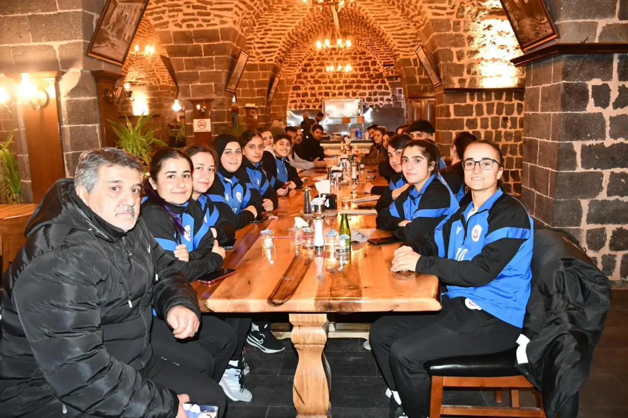 Siverek Belediyesi’nden Ağrı Kadın Futbol Takımı’na Örnek Dayanışma