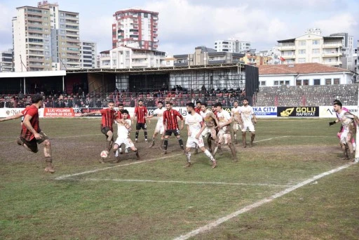Siverek Belediyespor Şampiyonluk Y&uuml;r&uuml;y&uuml;ş&uuml;n&uuml; S&uuml;rd&uuml;r&uuml;yor Firkan T&uuml;ys&uuml;z&rsquo;de Gol Yağmuru