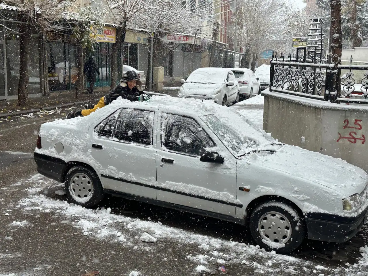 Siverek Beyaz Esaret Altında: Karacadağ&rsquo;dan Merkeze Kar Seferberliği