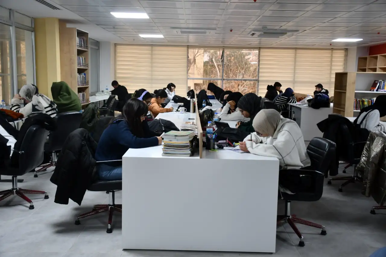 Siverek'in Bilgi Hazinesi Yeni İl&ccedil;e Halk K&uuml;t&uuml;phanesi Ofis Park&rsquo;ta  A&ccedil;ıldı!