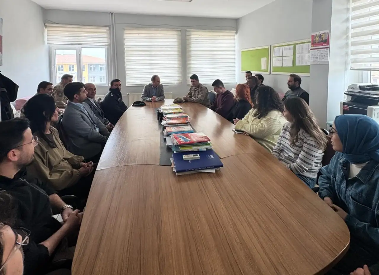 Siverek Kaymakamı Salih Sak&rsquo;tan Eğitimde G&ouml;n&uuml;l K&ouml;pr&uuml;s&uuml; 