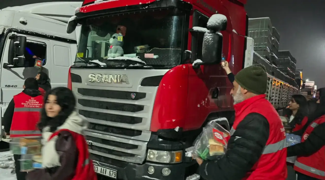 Siverek Kızılay&rsquo;dan Kar Altında İnsanlık Dersi!