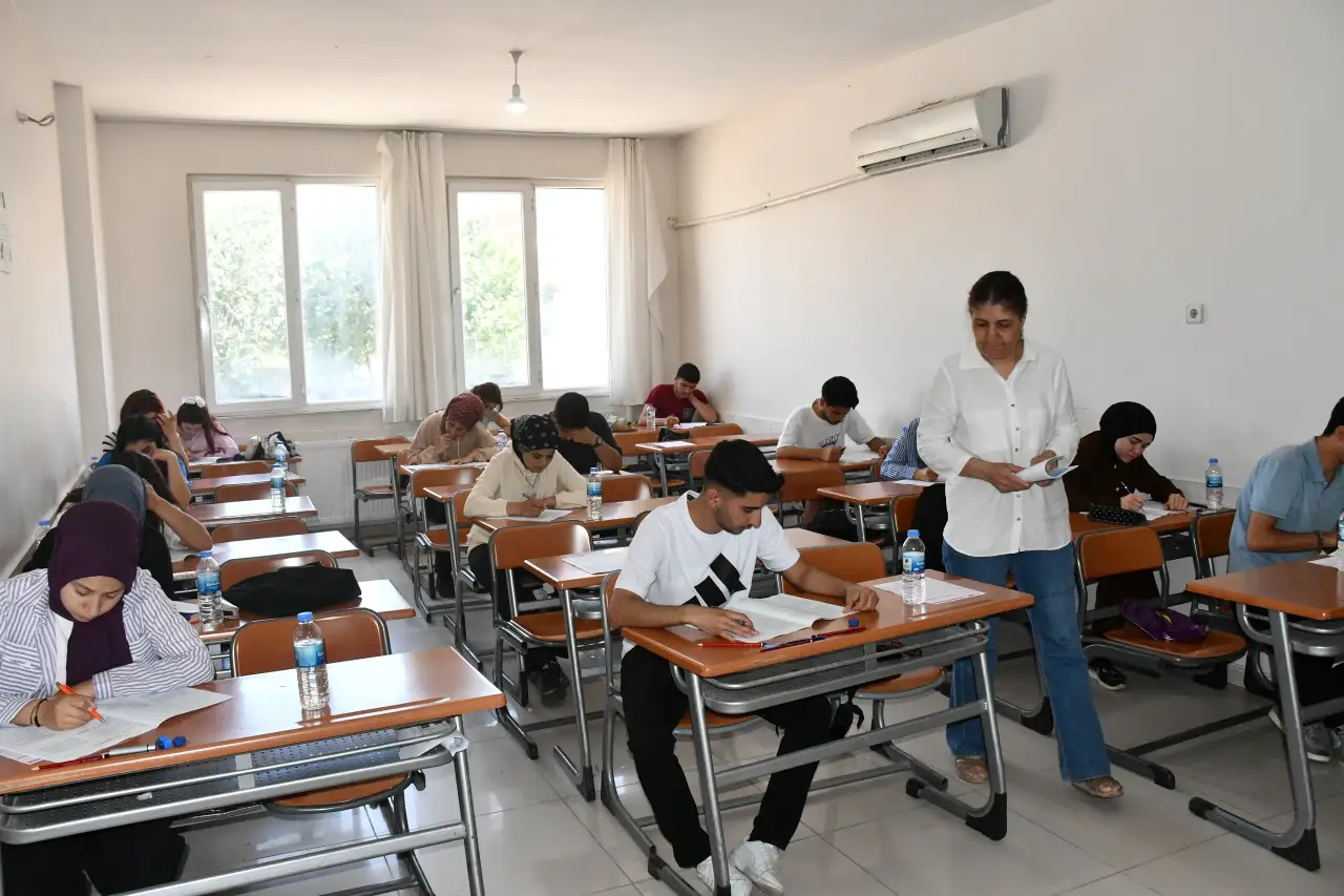 Siverek Ramazan Acarlar Gençlik Merkezi’nden Üniversite Yolculuğuna Destek