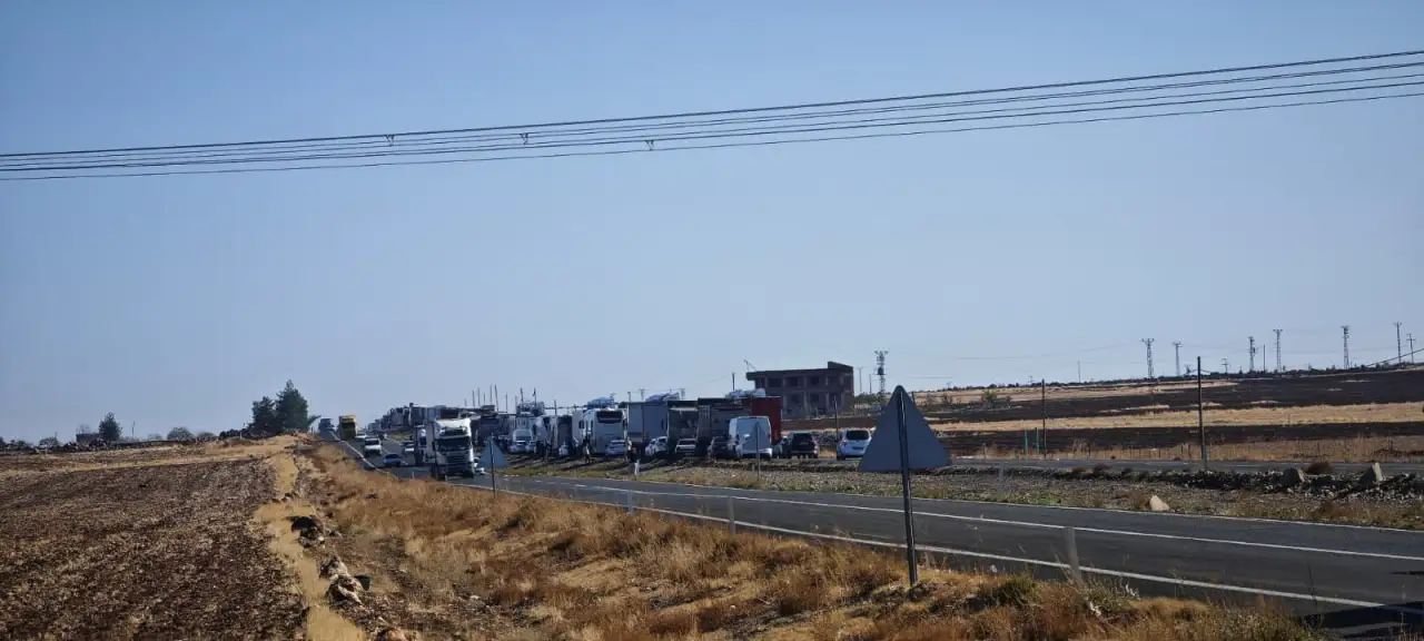 Siverek-Şanlıurfa Karayolunda Tır Devrildi: Trafik Kısa Süreliğine Felç Oldu