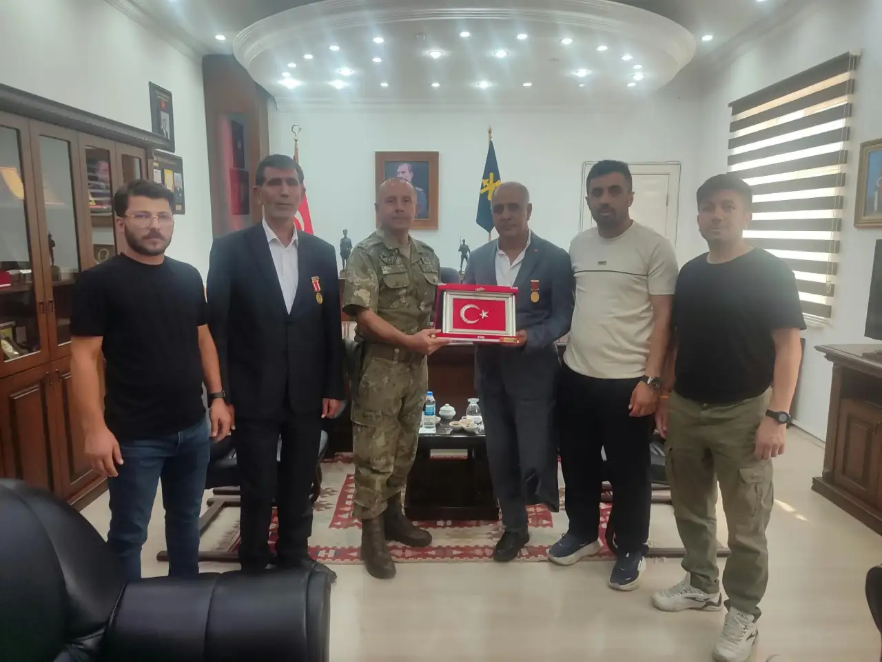 Siverek Şehit Aileleri ve Gaziler Derneği&rsquo;nden Alay Komutanı Murat Tekke&rsquo;ye Hayırlı Olsun Ziyareti