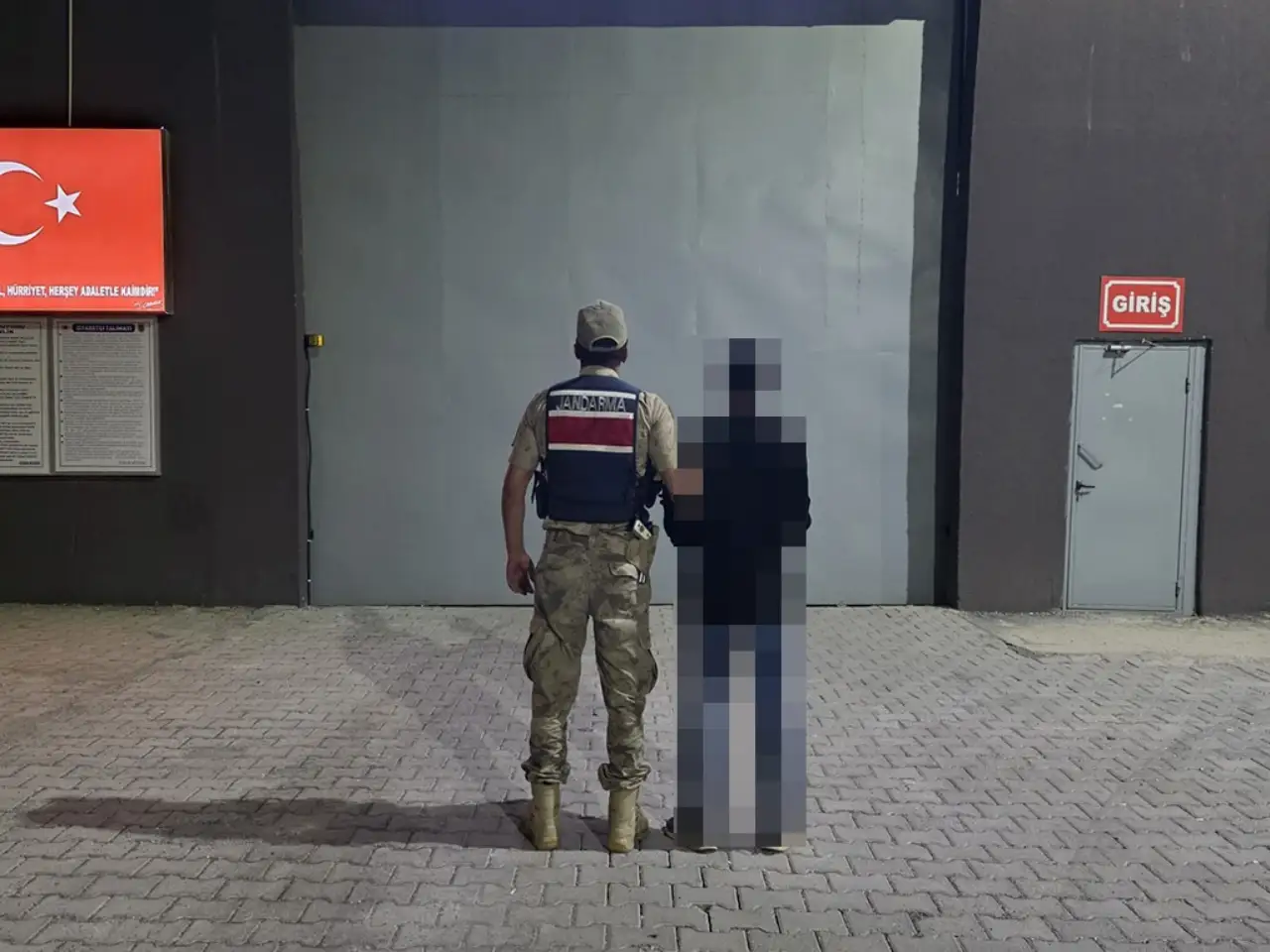 Siverek'te 10 Yıl Kesinleşmiş Hapis Cezası Bulunan Uyuşturucu H&uuml;k&uuml;ml&uuml;s&uuml; Jandarma Operasyonuyla Yakalandı