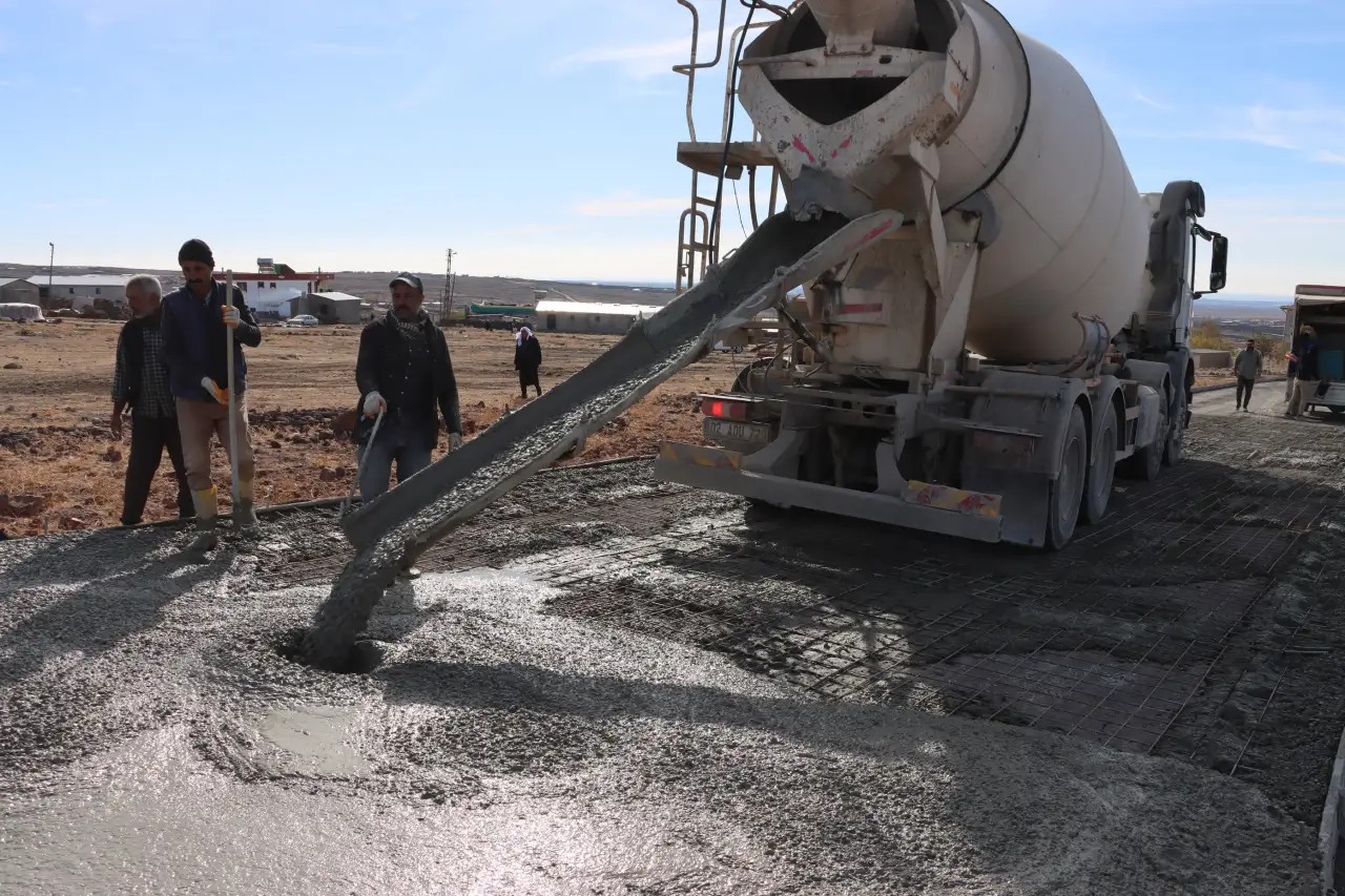 Siverek'te 12 Kilometrelik Yol Beton Kaplama ile Yenilendi 