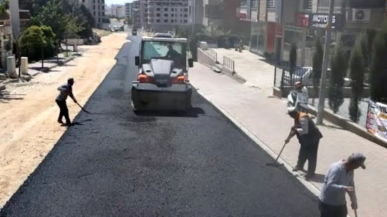 Siverek&rsquo;te Abdulkadir Odabaşı Caddesi Yenileniyor: Sıcak Asfalt &Ccedil;alışmaları Hız Kazandı
