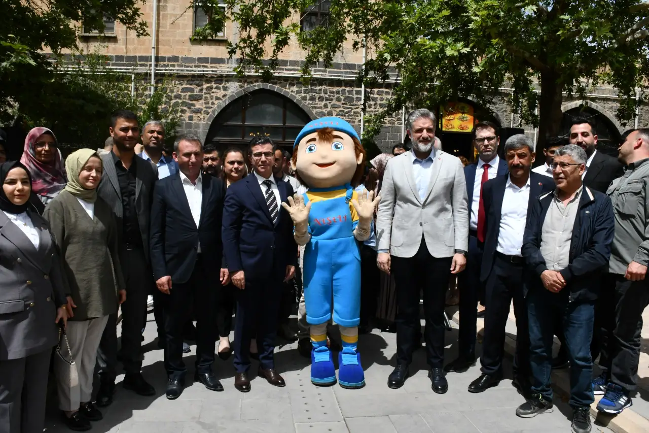 Siverek'te Anneler Günü Coşkusu: Gönüller Bir Arada Kutladı