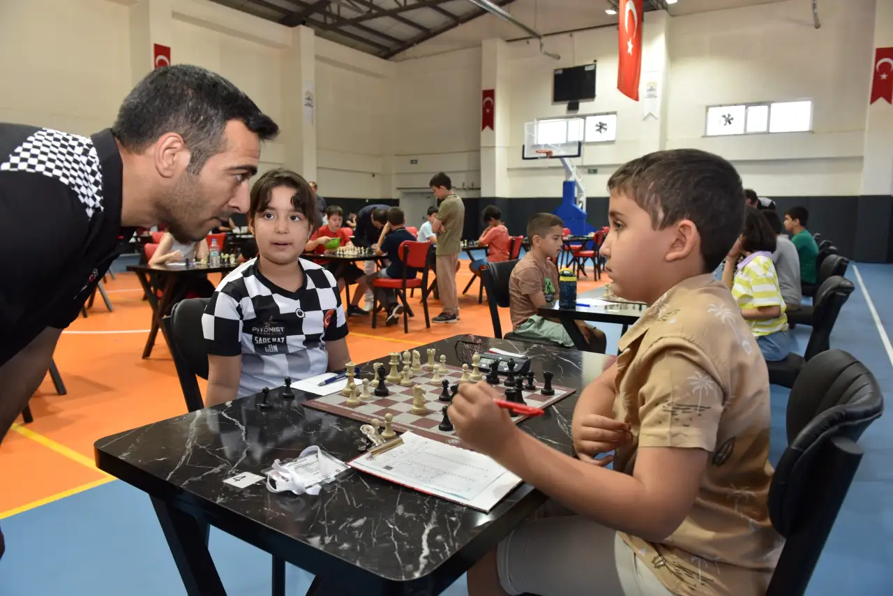 Siverek'te  Baba - &Ccedil;ocuk İlişkisi Akıl ve Sevgi Satran&ccedil; Tahtasında Buluştu