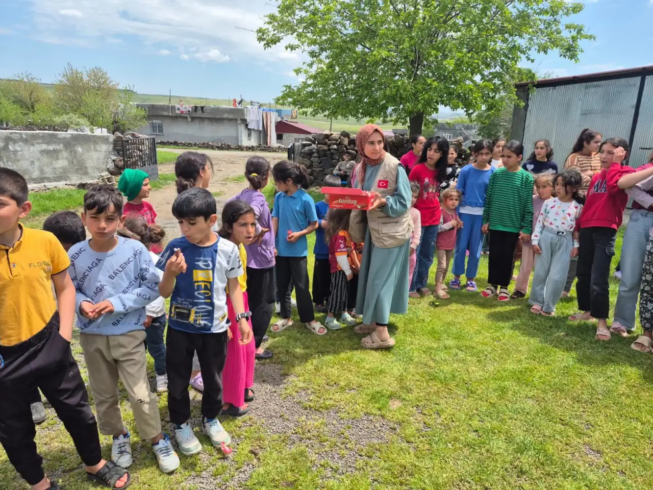 Siverek'te Bayram Sevinci Erken Başladı: 80 &Ccedil;ocuğun Y&uuml;z&uuml; G&uuml;ld&uuml;