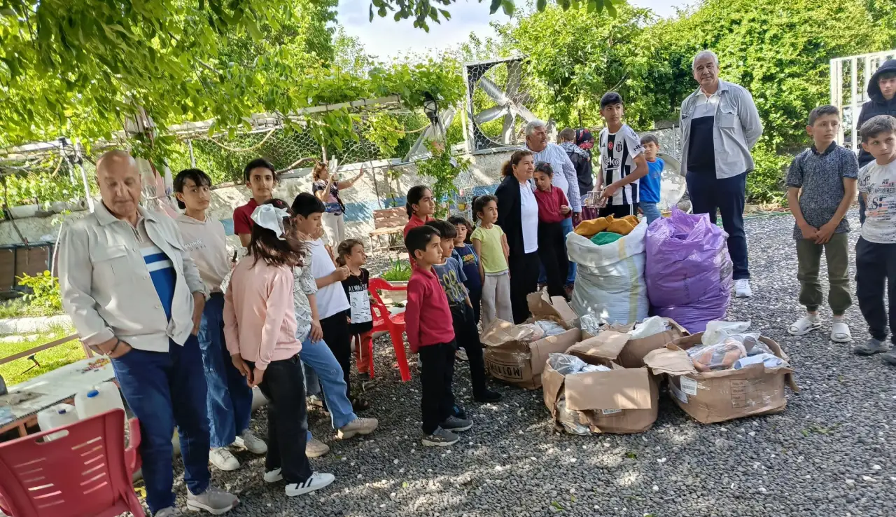 Siverek'te Bayram Sevinci Erken Geldi: Y&uuml;zlerce &Ccedil;ocuğun Y&uuml;z&uuml; Yardımlarla G&uuml;ld&uuml;