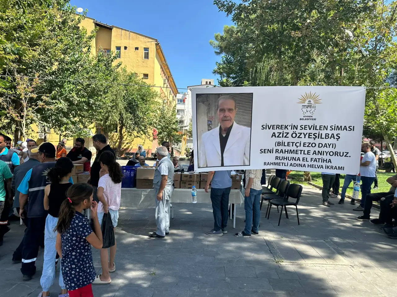 Siverek’te Biletçi Ezo Dayı’nın Aziz Hatırası İçin Helva Dağıtıldı