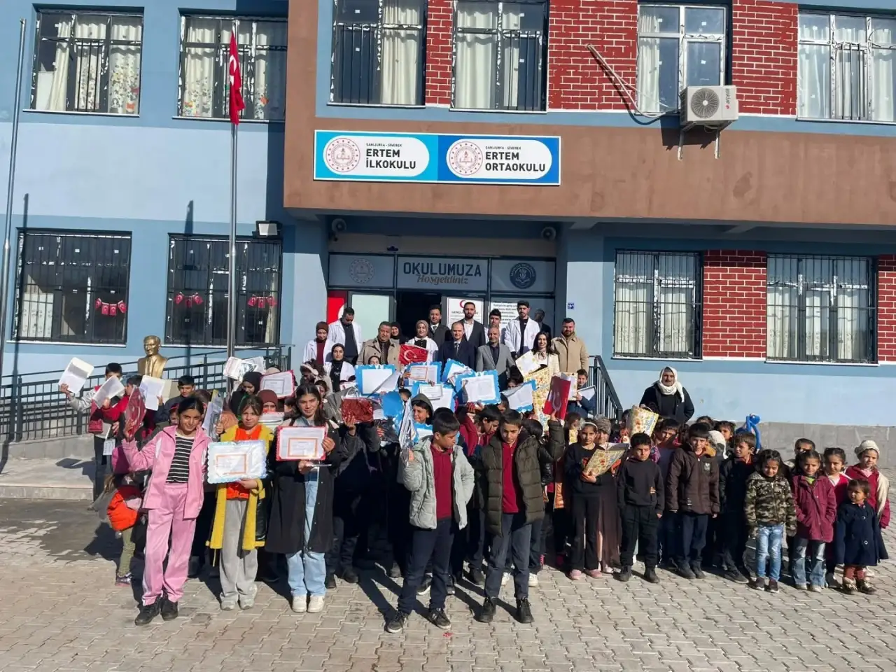 Siverek'te Binlerce &Ouml;ğrenci Karne Sevinciyle Yarıyıl Tatiline Merhaba Dedi!