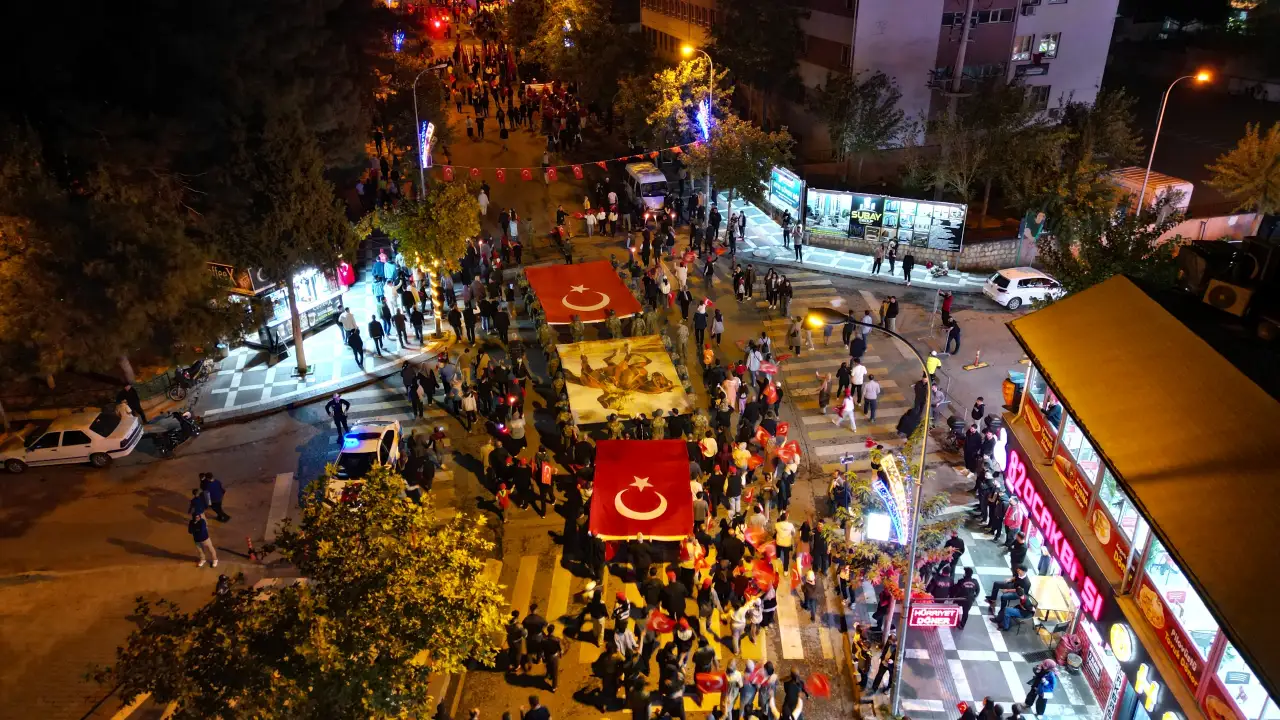 Siverek’te Cumhuriyet Coşkusu Fener Alayı ve Konserle Zirveye Ulaştı