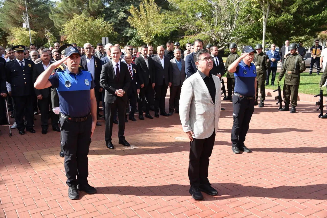 Siverek’te Cumhuriyetin 102. Yılı  Coşkusuyla Atatürk Anıtı’na Anlamlı Çelenk Sunumu