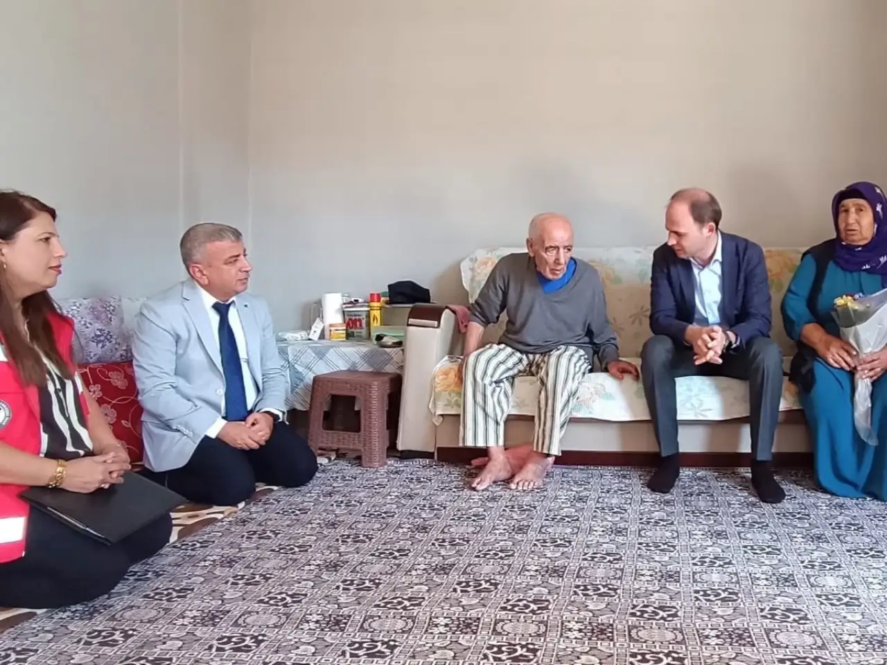 Siverek&rsquo;te D&uuml;nya Yaşlılar G&uuml;n&uuml;&rsquo;nde Anlamlı Ziyaret: B&uuml;y&uuml;kler Unutulmadı