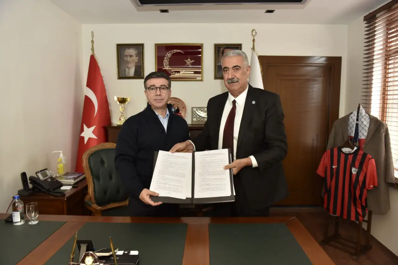 Siverek&rsquo;te Emek&ccedil;inin Y&uuml;z&uuml; G&uuml;l&uuml;yor: Başkan Bucak&rsquo;tan Memur ve İş&ccedil;iye Dev Mali Paket!