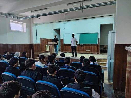 Siverek’te Eski Mezunlardan Yeni Nesle Yol Gösteren Seminer