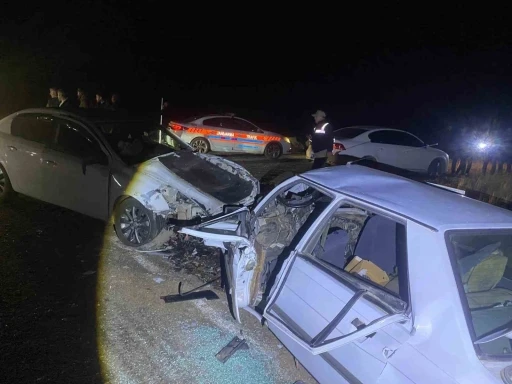 Siverek&rsquo;te Feci Kaza: İki Otomobil Kafa Kafaya &Ccedil;arpıştı, 7 Yaralı